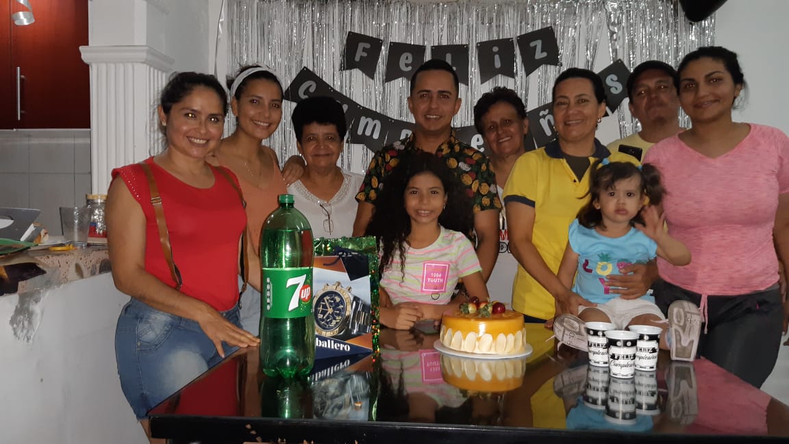 El cumpleañero en compañía de sus familiares.