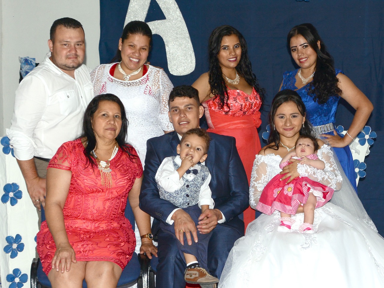William Mejía, Jacqueline, Yineth y Juliana Calderón, Adelina Plaza, los recién casados, Jhoan Andrés Calderón y María José Mejía.