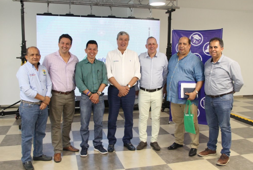 Luis Carlos Anaya, alcalde del municipio de La Plata; Leonardo Valenzuela, alcalde municipio de Garzón;  Libardo Pinto, alcalde municipio de Algeciras; director Comfamiliar,  Luis Miguel Losada; John Jairo Perdomo,  alcalde del municipio de Paicol y Hugo Ferney Casanova, alcalde del municipio El Pital.