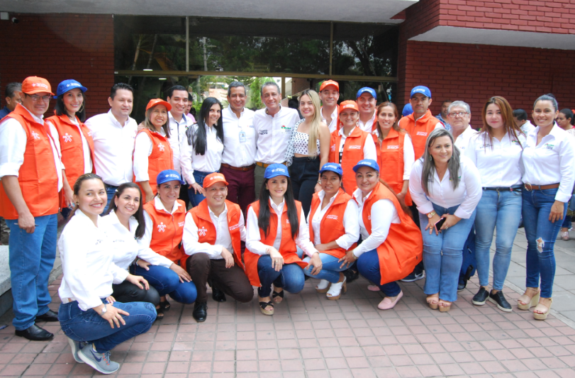 El alcalde de Neiva y un grupo de mujeres de SENA.