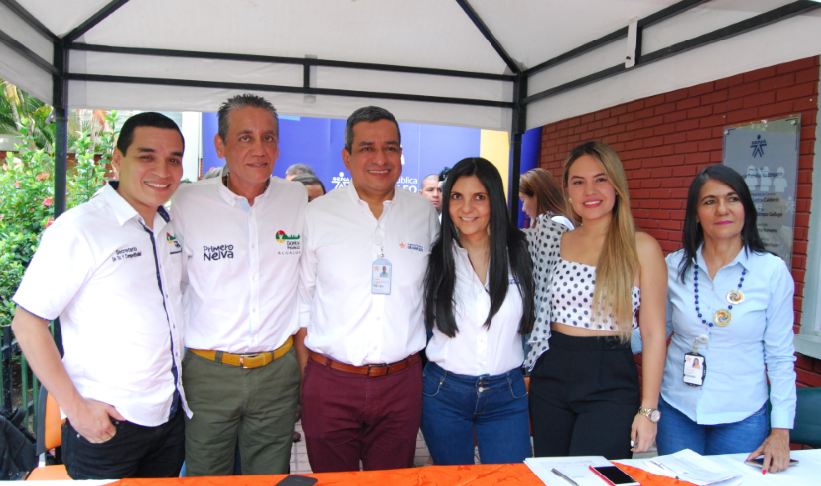 Gorky Muñoz, alcalde de Neiva, con funcionarios públicos.