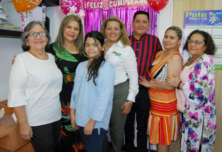 Ruth Sánchez Bernal, la festejada Maurin  del Rosario Bernal Cerquera, Victoria Patiño Bernal, Sandra Liliana Soto, Elkin Ortiz, María del Mar Fierro y  Edith Pulido.