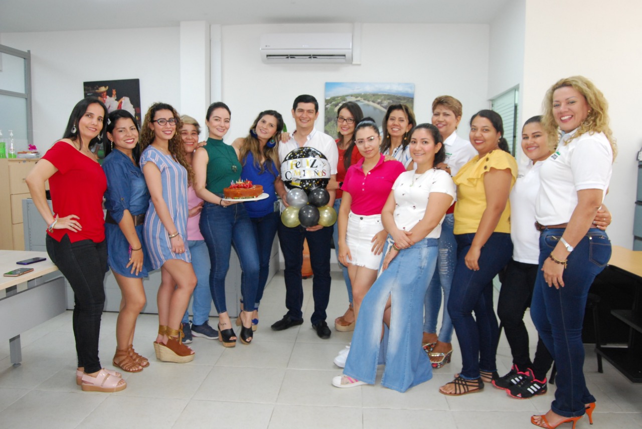Paola Ruiz, Heidy Ruiz, Natalia Osso, Yolima Lugo, Marcela Grajales, Leidy González, Daniel Fernando Martínez, cumpleañero;  Joly Cuéllar,  Clara Dussán, Juliana Beltrán, Esperanza Arandia, Sonia Embus, Kelly Álvarez, Leidy Sánchez y Sandra Soto.