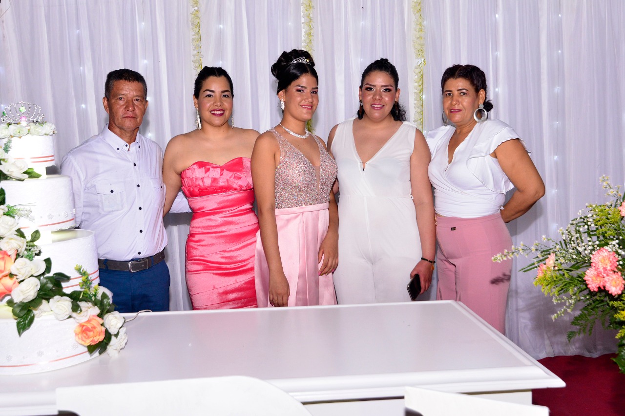 Arturo Barrera, Cristina Barrera Celis, María Milagros Barrera Celis, cumpleañera;  Laura Barrera Celis  y Gilma Celis.