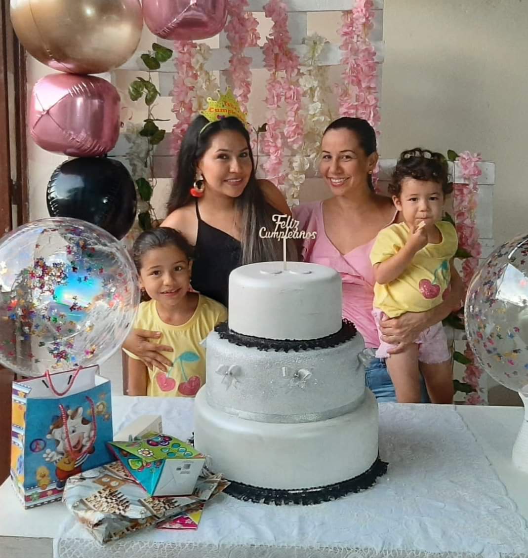 Edna Montilla Rivera, la cumpleañera; con sus primas.