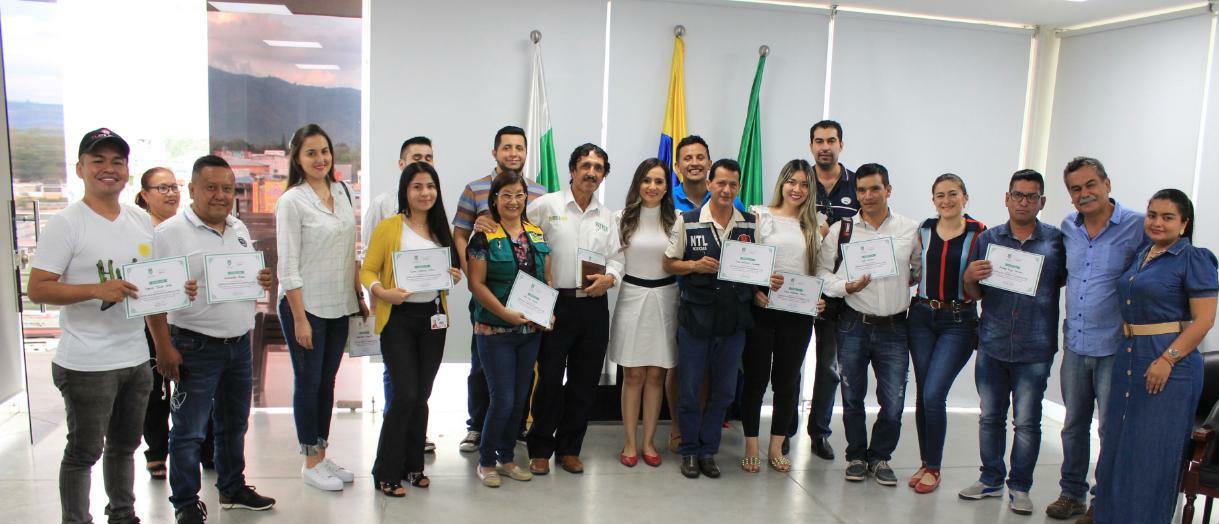 Yadira Rojas, Secretaria de Salud Municipal; Dianny Marcela Albornoz, Jefe Oficina de Ambiente y Gestión del Riesgo; Fernando Castro, médico y Diana Pérez, Jefe Oficina de Comunicaciones, Alcaldía Pitalito con el grupo de periodistas de la región.