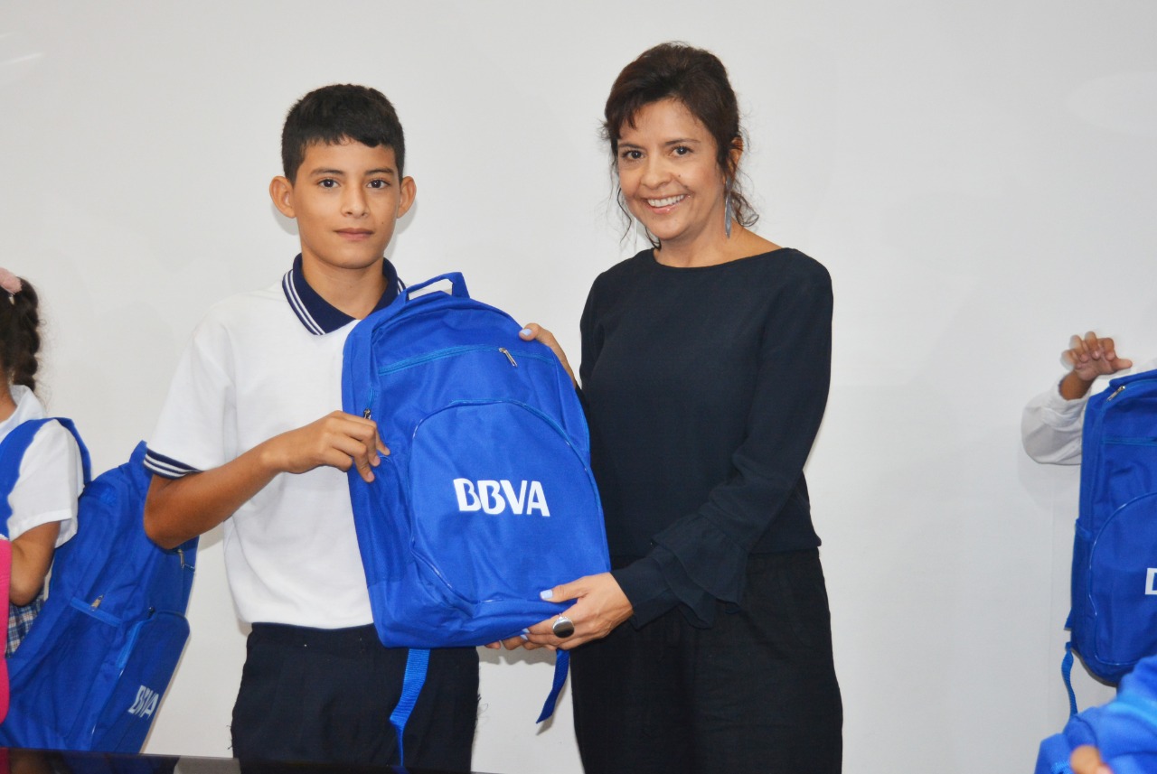 Clara Cecilia Moreno, Gestora Social del Departamento del Huila, junto a uno de los niños beneficiados.
