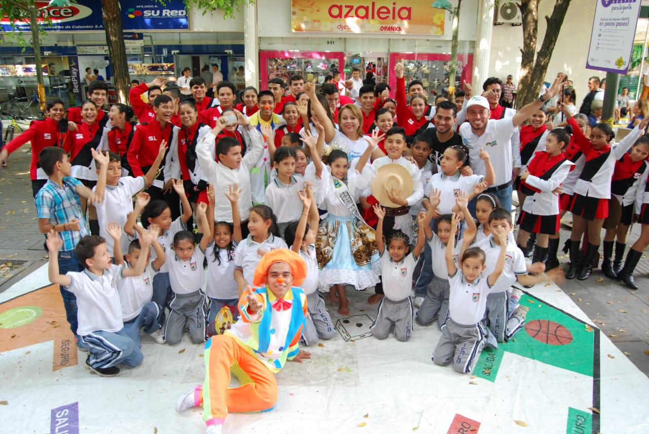 La Gestora Social del municipio de Neiva, Luz Marina Trujillo con los niños de las instituciones educativas Santa Librada y Rodrigo Lara.