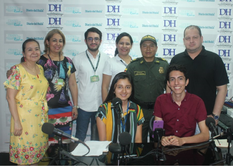 Luisa María Duque, gerente del Diario del Huila; Rosario Valenzuela, coordinadora del programa de bilingüismo; Jorge Gutiérrez Bahamón, líder de inglés del colegio San Miguel Arcángel; Magda Díaz, docente de comunicación de lenguas; Jairo Alexander, coordinador académico de la básica segundaria; Jhon Fredy Figueroa, editor general del Diario del Huila y los pasantes de la Universidad Surcolombiana, Leidy Cuellar y  Juan José Jiménez.