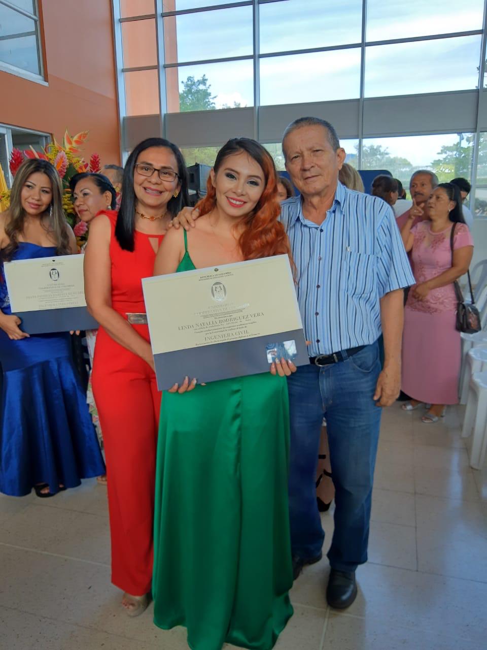 Jasmid Vera Cuenca, la graduada, Linda Rodríguez y  Mauro Montealegre Cárdenas.