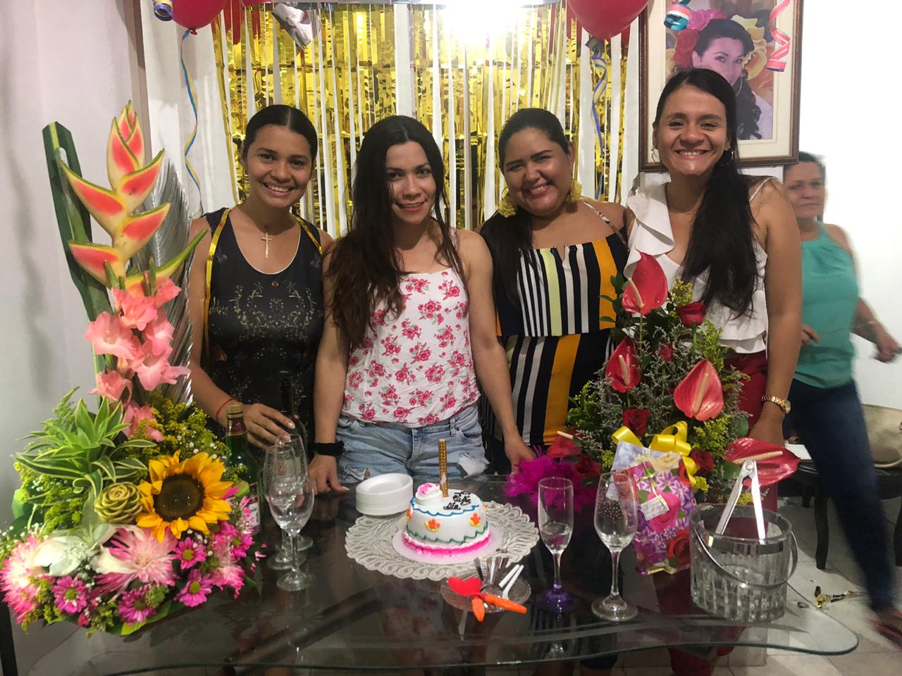 Suseth Rojas, la cumpleañera; Alejandra Tovar, Claudia Hernández y Alejandra Cuellar.