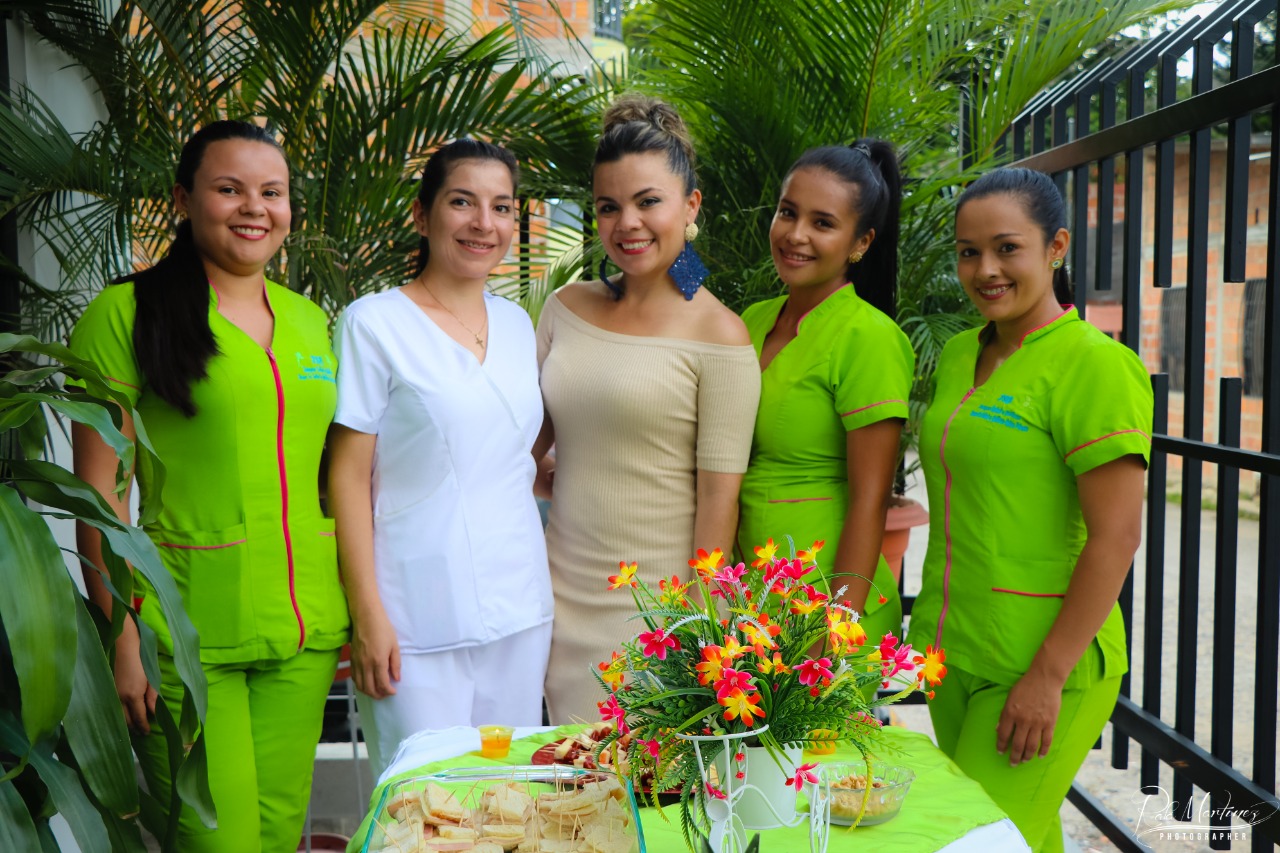 Milena Reyes Quintero, junto a su grupo de trabajo de trabajo: Katherine Montealegre, Anyela Campos,  Luisa González y Érica Ramos.