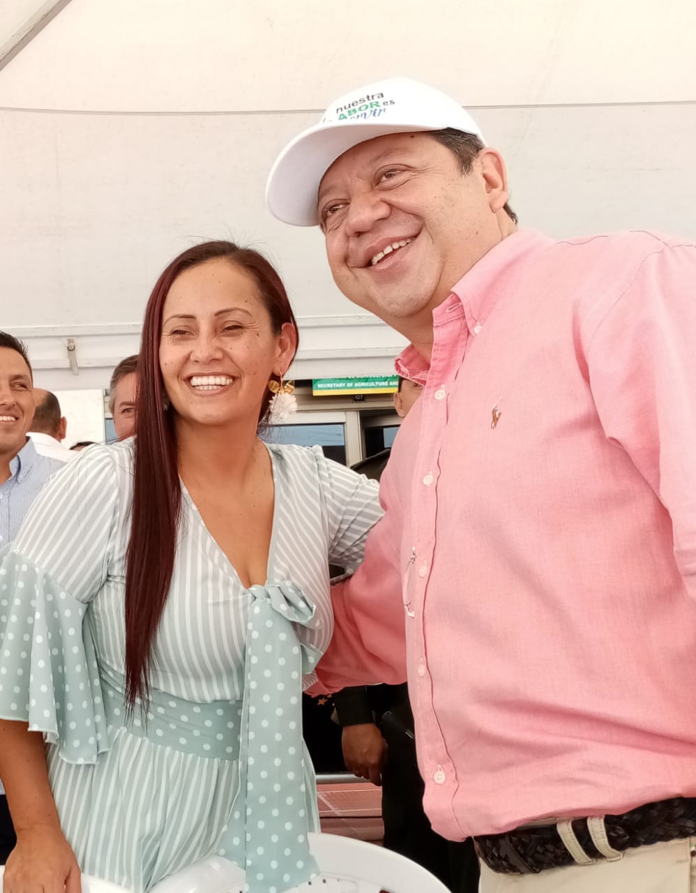 Alcaldesa de Isnos, Gaby Angelita Ñañez jutno al Gobernador del Huila, Luis Enrique Dussán.