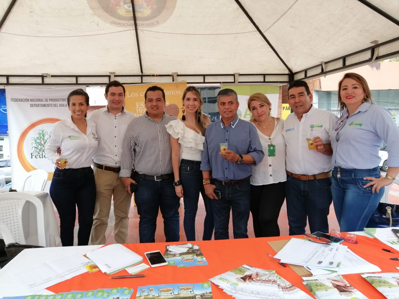 Alcaldesa de Isnos, Gaby Angelita Ñañez jutno al Gobernador del Huila, Luis Enrique Dussán.