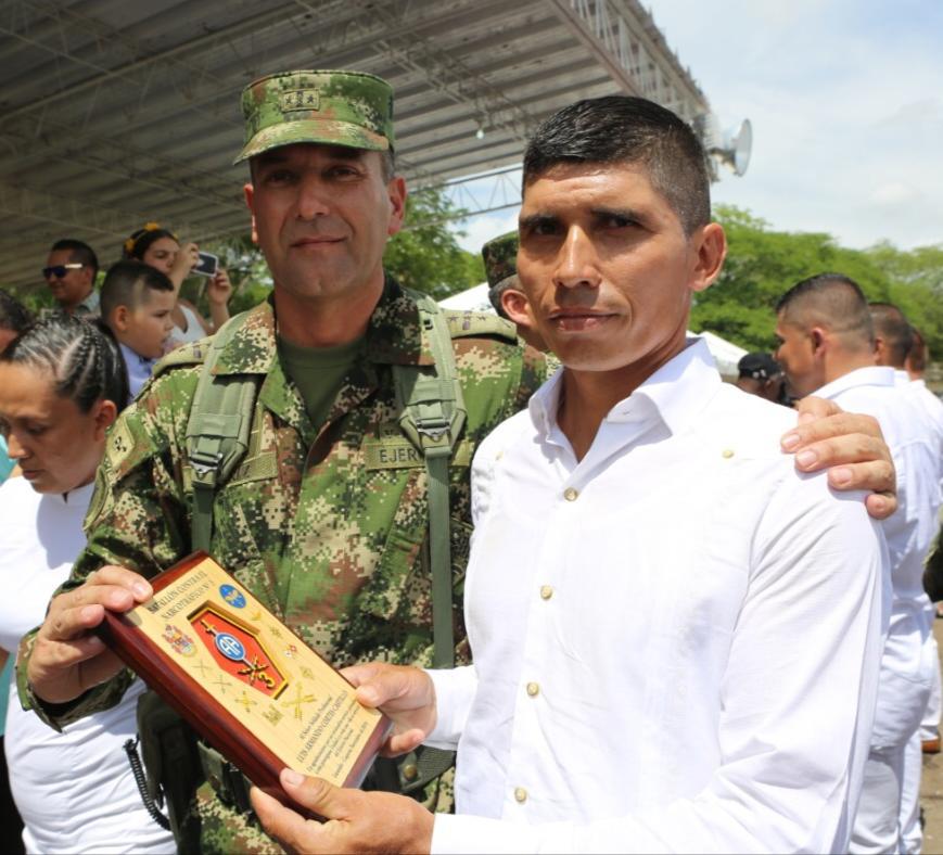 Entrega el escudo de la unidad, el señor Coronel Nelson Pérez Avellaneda, comandante Novena Brigada al Soldado Profesional Luis Armando Cortes. Entrega el escudo de la unidad, el señor Coronel Nelson Pérez Avellaneda, comandante Novena Brigada al Soldado Profesional Luis Armando Cortes.