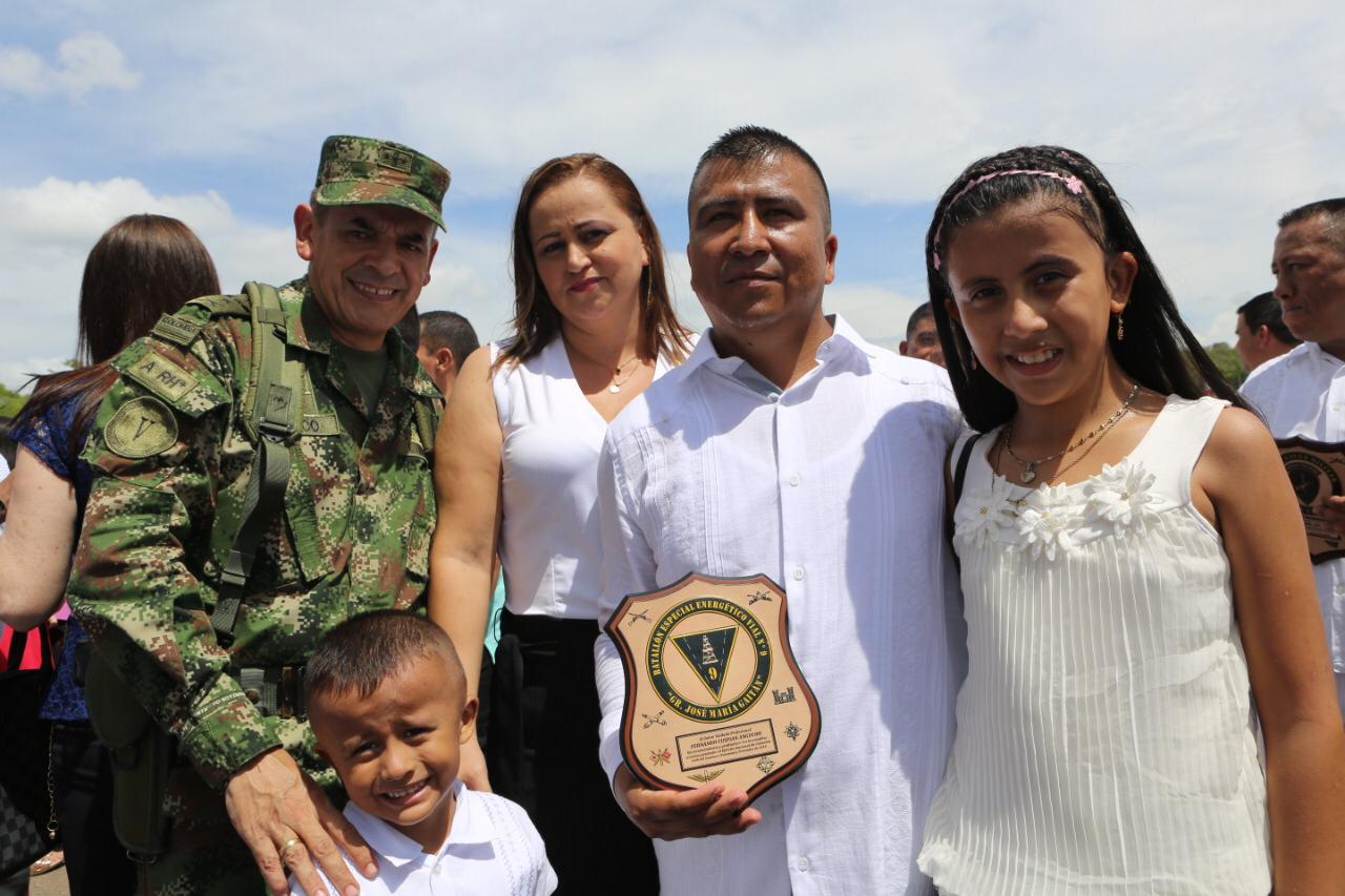 Coronel Wbaldo Franco, Segundo Comandante y Jefe de Estado Mayor de la Novena Brigada, Marisel Silva, Fernando Cuspián, Michel Cuspián y Andrés Cuspián. Coronel Wbaldo Franco, Segundo Comandante y Jefe de Estado Mayor de la Novena Brigada, Marisel Silva, Fernando Cuspián, Michel Cuspián y Andrés Cuspián.