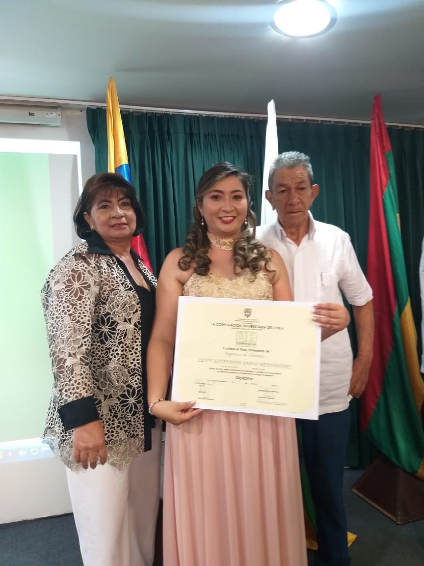 A la nueva profesional la acompañan sus padres Amparo Hernández y Lizardo Bravo.