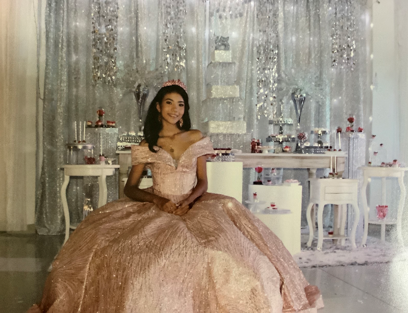 La quinceañera Nicole Sofía Villazon Shyla.