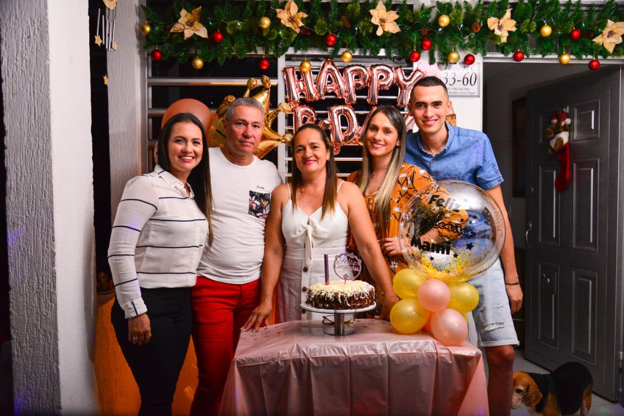 Tatiana Ramírez, Heliberto Ramírez, la Cumpleañera Alexandra Parra Narváez, Estefanía Ramírez Parra y Heliberto Ramírez Parra.