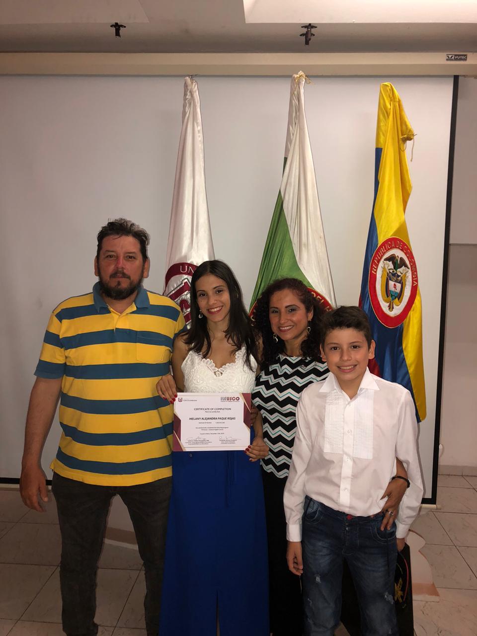 Manuel Antonio Paque padre, Melany Alejandra graduada, Anneya Rojas madre y Santiago Paque.
