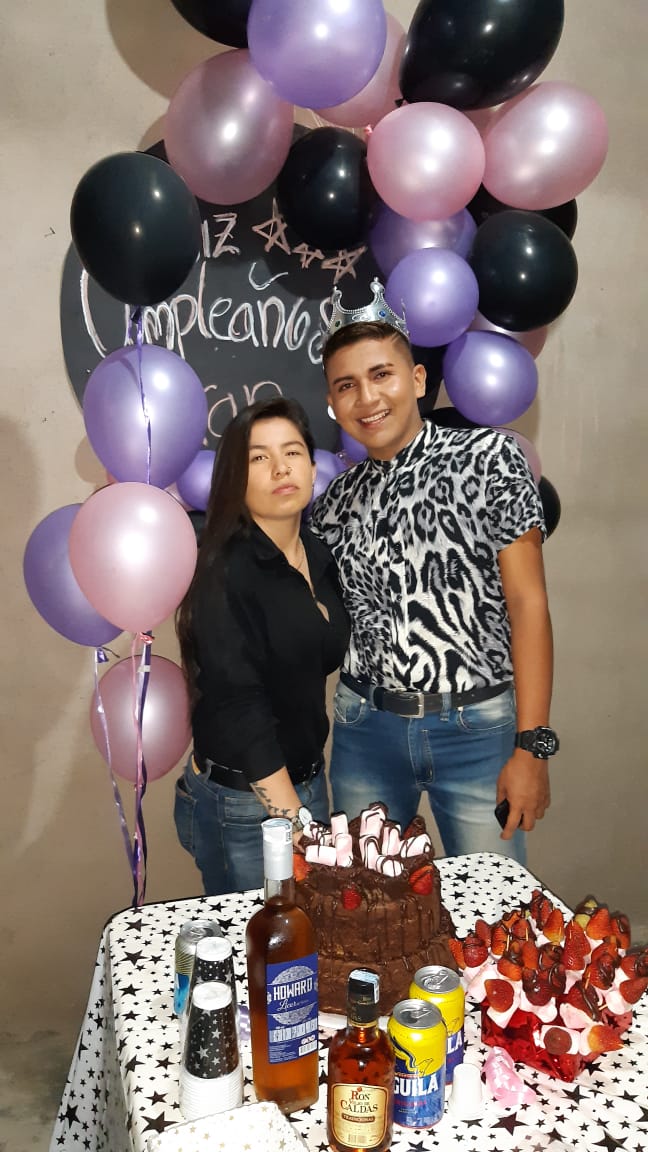 El cumpleañero acompañado de su amiga Geraldin Ramírez