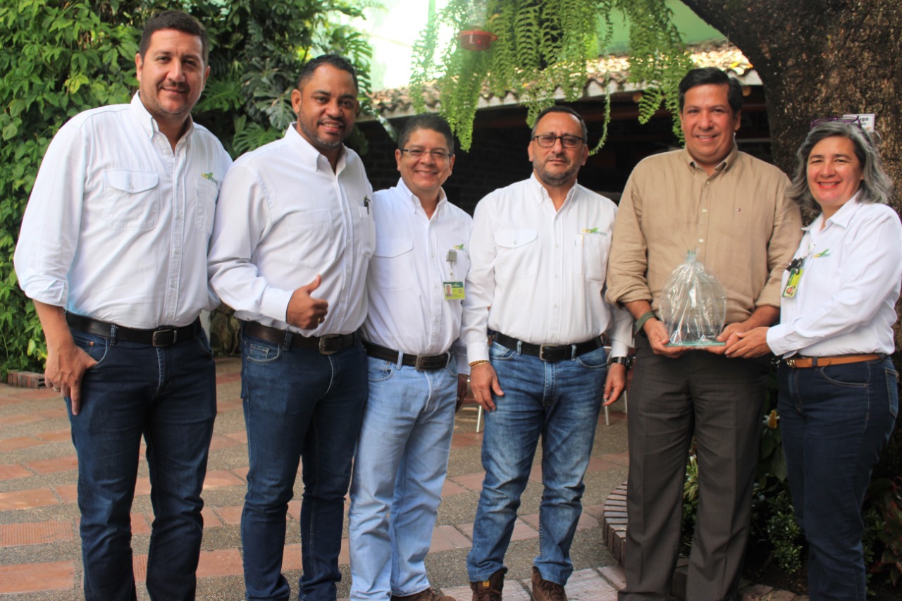 Hernando Lozano Macías, jefe del Departamento de Abastecimiento Ecopetrol; Jaime Castro, jefe del Departamento de Ingeniería Ecopetrol; Carlos Hernando Candela, Gerente de Producción Huila Ecopetrol; Rodrigo Lara, alcalde de Neiva y la profesional de Entorno, María Teresa Manrique.