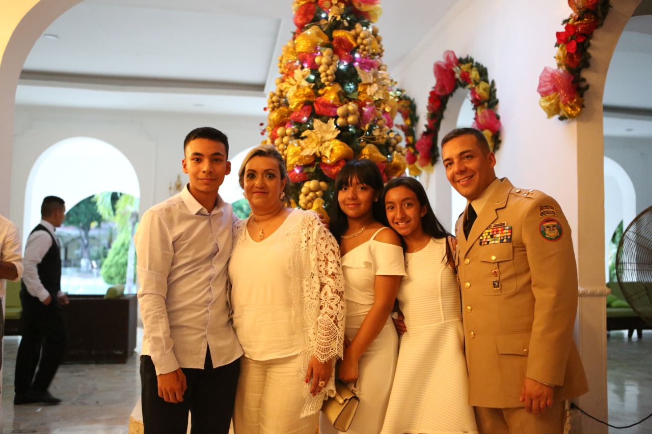 Al nuevo comandante lo acompaña su esposa Olga Elena Fontalvo y sus hijos Juan Andrés, Ana Lucia y Sara María. Al nuevo comandante lo acompaña su esposa Olga Elena Fontalvo y sus hijos Juan Andrés, Ana Lucia y Sara María.