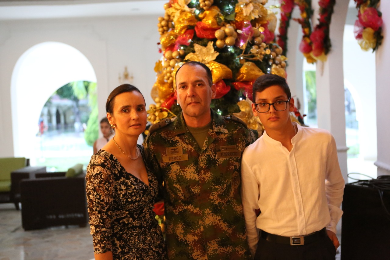 Coronel Nelson Pérez Avellaneda, Comandante Novena Brigada saliente, con su hijo Juan Felipe y su esposa Sandra Liliana de Pérez. Coronel Nelson Pérez Avellaneda, Comandante Novena Brigada saliente, con su hijo Juan Felipe y su esposa Sandra Liliana de Pérez.
