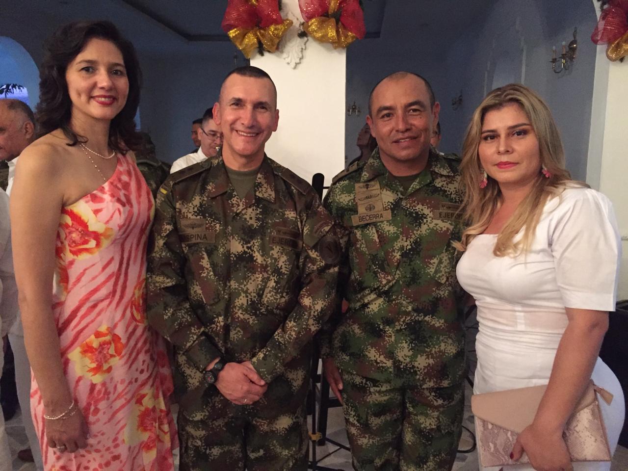Lorena de Ospina, Brigadier General Luis Mauricio Ospina, Comandante Quinta División, Teniente Coronel Edwin Becerra, Comandante Batallón Tenerife y Celina de Becerra. Lorena de Ospina, Brigadier General Luis Mauricio Ospina, Comandante Quinta División, Teniente Coronel Edwin Becerra, Comandante Batallón Tenerife y Celina de Becerra.