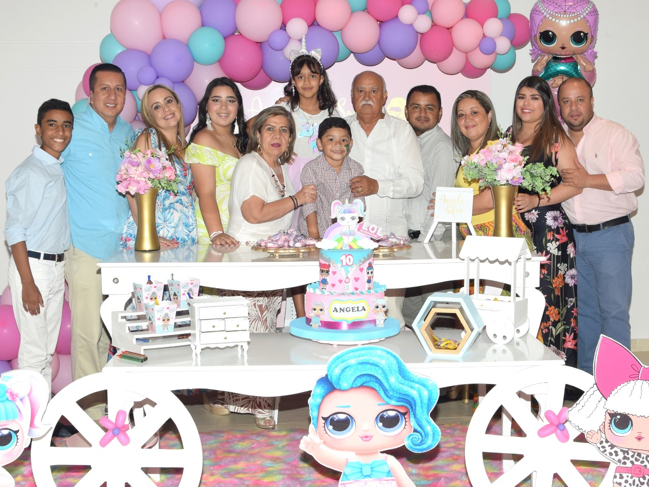 La cumpleañera Sofía Jiménez Pérez en compañía de familiares y amigos.