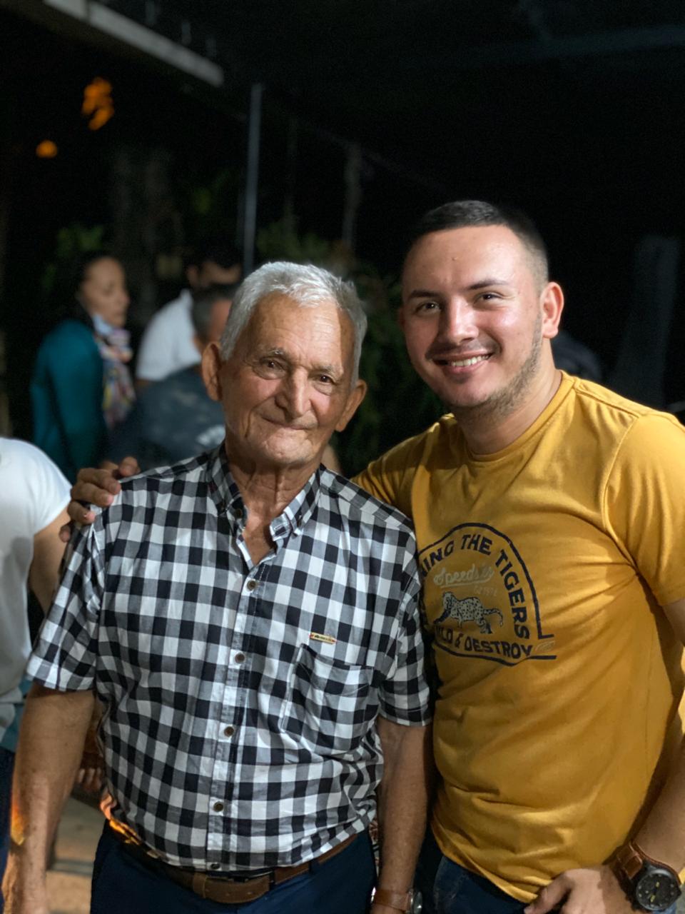 El homenajeado junto a su hijo David Meléndez Díaz.