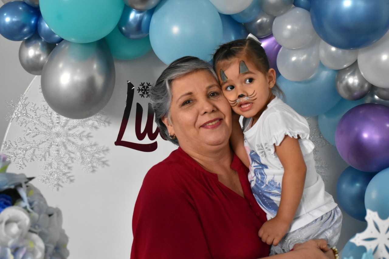 Luciana Camacho Cruz junto a su abuela Socorro Farfán.