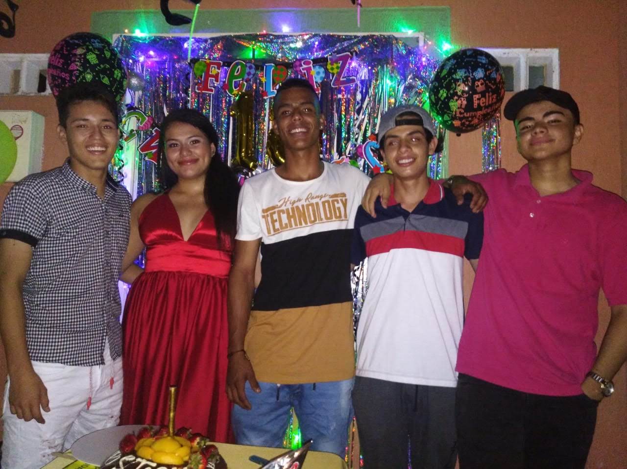 Sebastián Mora, la cumpleañera Staicy rojas, Iván Arboleda, Daniel Canizalez, Brayan Chávez.