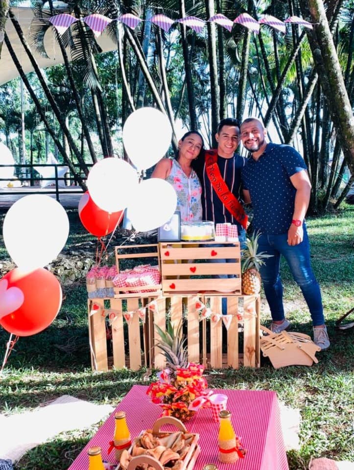 Elizabeth Prieto Villarreal, el cumpleañero y Miguel Ángel Torres.