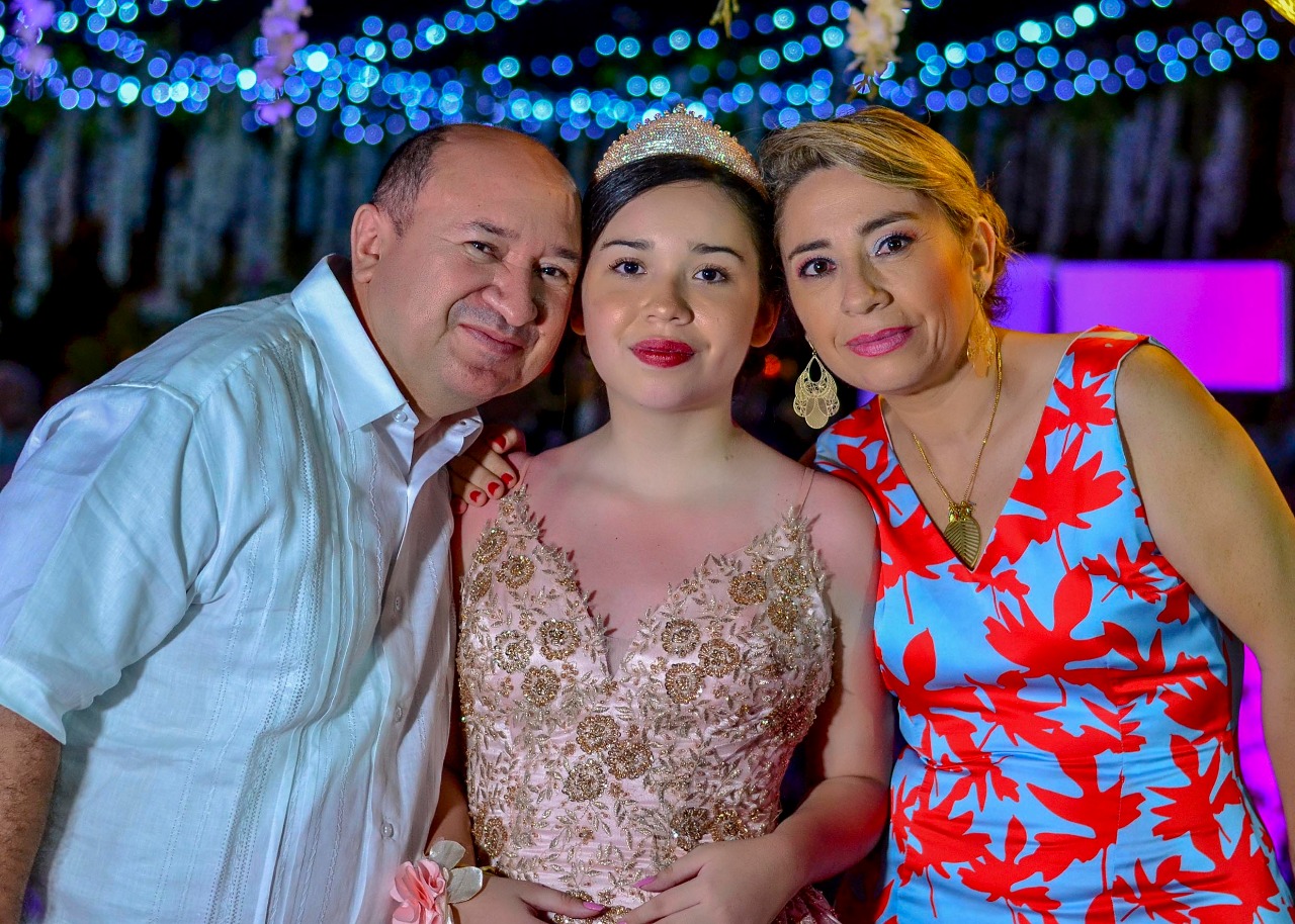 Efrén Dussan Sotto, la quinceañera Mariangel Dussan Sotto y Ingrid rico Sánchez.