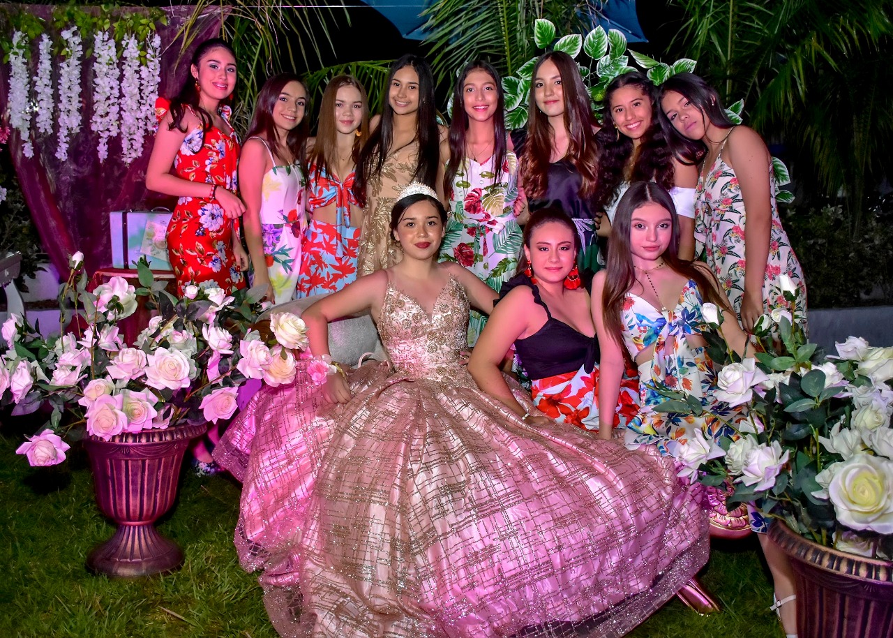 Isabela Muñoz, Ana Sofía Vargas, Juanita Montes, Isabela Osorio, Mariana Ramos, Mariana Polanía, Sofía Correal, Kenia Góngora abajo Mariangel Dussan, Ana Sofía González y Laura León