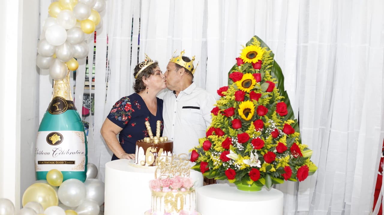 La homenajeada junto a su esposo Eduardo Quimbaya Cortes.