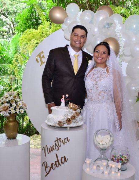 La feliz pareja Luis Felipe Ramírez Pérez y Jessel María Hernández Mosquera.