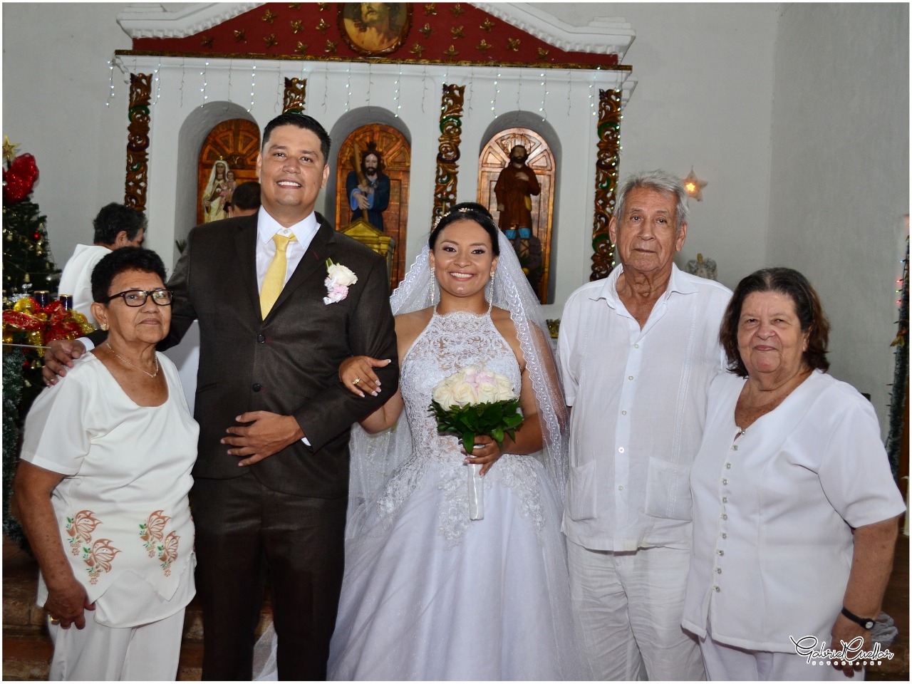 Luis Felipe Ramírez Pérez y Jessel María Hernández Mosquera acompañados de sus padres.