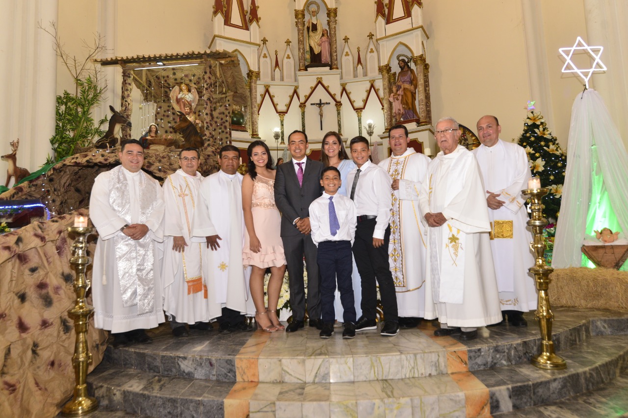Juan Carlos Casallas Alcalde electo de Yaguará, lo acompañan su familia y diferentes prelados del municipio.