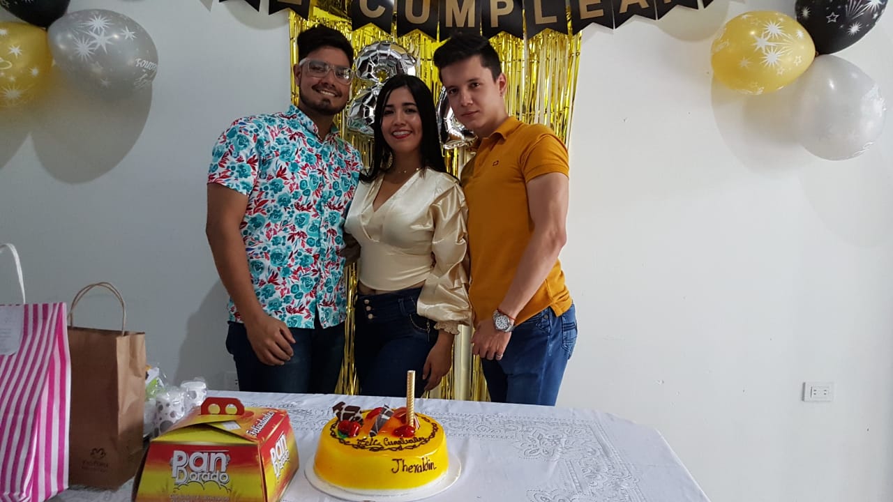 David Mejía, Jheraldin Durán cumpleañera y Harvey Valenzuela.