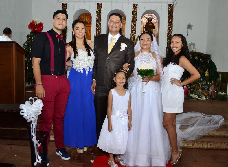 Familia Ramírez Pérez y los novios Luis Felipe Ramírez Pérez y Jessel María Hernández Mosquera.