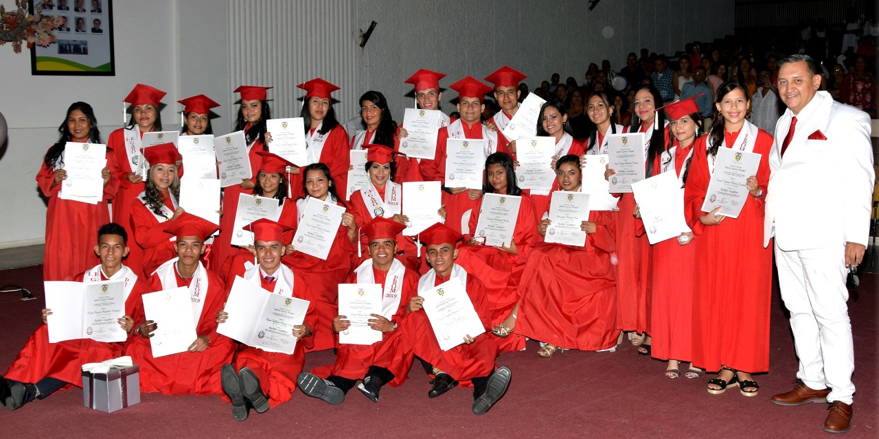 La ceremonia de graduación de los nuevos bachilleres se cumplió en las instalaciones de la Asamblea del departamento del Huila, en donde cada uno de los graduandos compartió este logro personal con sus respectivas familias.