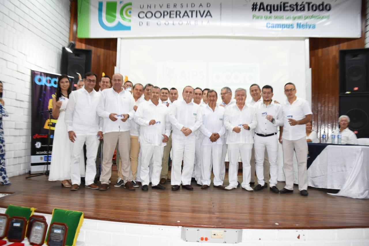 Periodistas que recibieron por parte de Acord Huila, el carnet internacional.