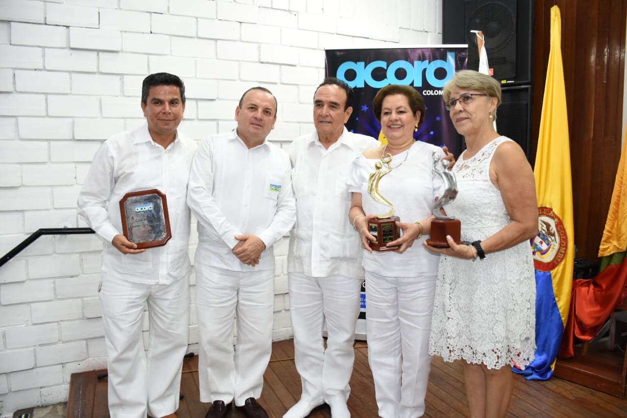El presidente de Acord Colombia, Faiver Hoyos y Juan Rodrigo Cante, junto con los diferentes ganadores. Constantino Cuellar, presidente de Consejo Directivo de Cootranshuila; lo acompañan también Gladis Canacue, en representación de su hijo Harold Tejada Canacue quien ganó Acord de Oro y Gloria Amparo Gutiérrez , en representación de su hija Andrea Carolina Olaya que recibió el Acord de Plata.