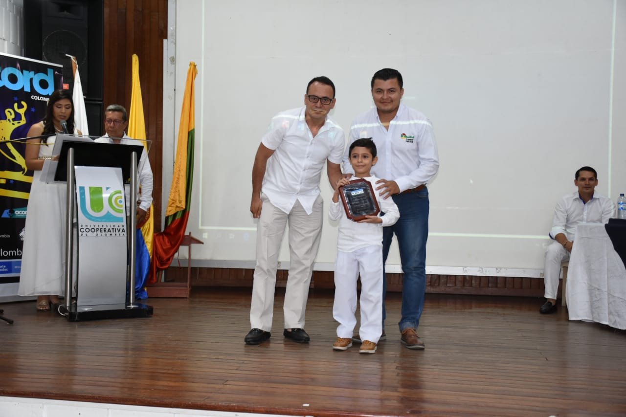 Los periodistas Fabio Gutiérrez y Felipe González, junto al niño William Nicolás Rodríguez Velázquez; premio al mejor talento 2019.