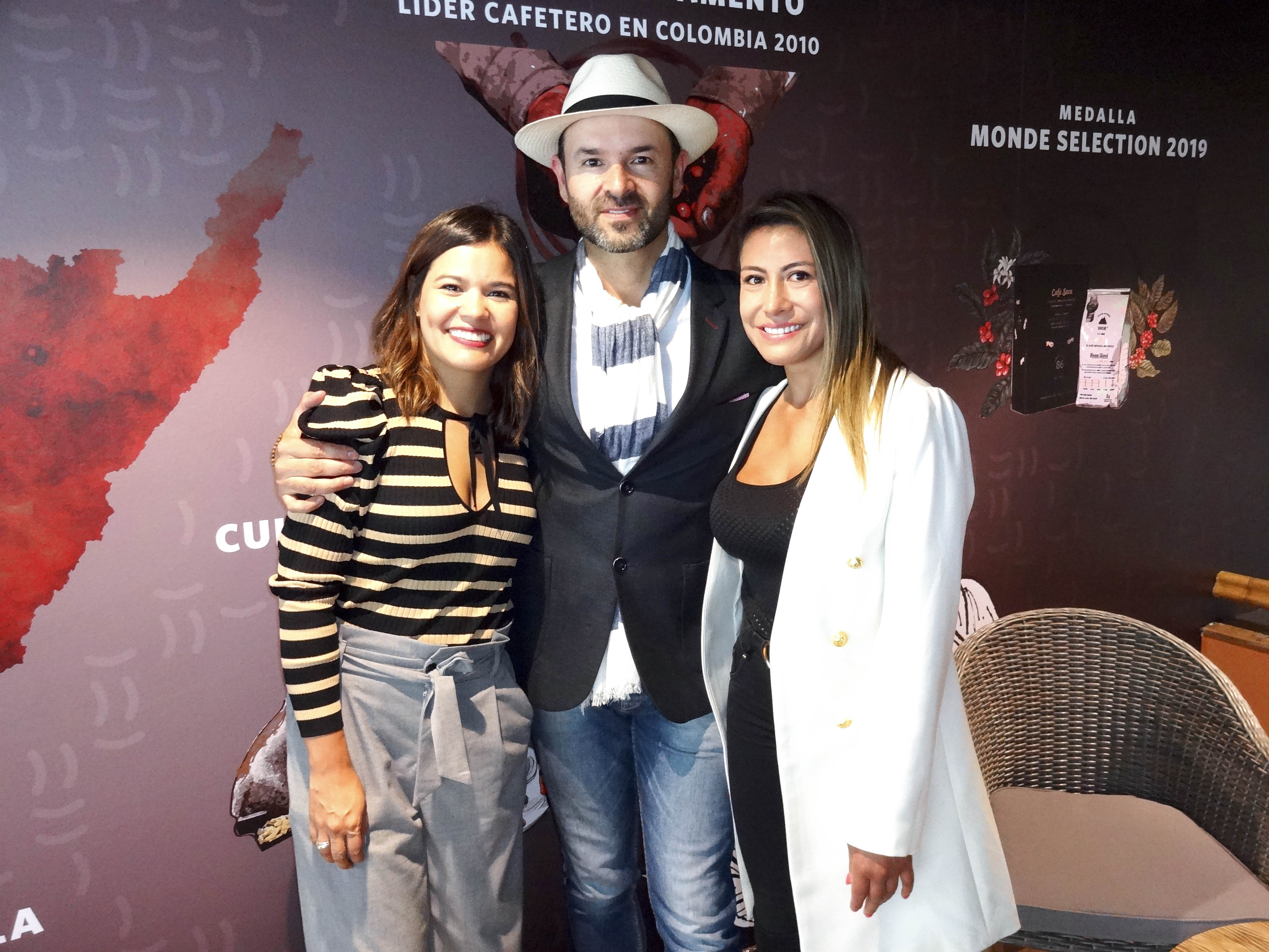 Claudia Valencia, Gerente Financiera de Café Soca, el actor Alejandro Tamayo y Yenny Cubillos.
