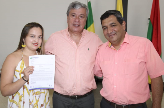 Jessica María Tafur, beneficiaria, Luis Miguel Losada Polanco, director administrativo Comfamiliar y  Miller Darío Urbano Sánchez, Hoteles de Neiva S.A.S.