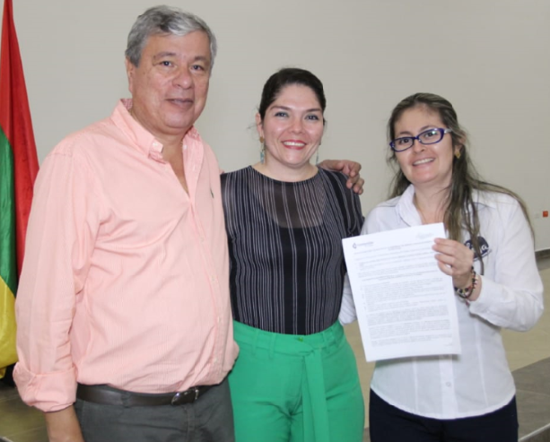 Luis Miguel Losada Polanco, director administrativo Comfamiliar, Jennifer Fierro Tovar, representante Diga Comunicaciones y  Nini Johanna Garzón,  beneficiaria.