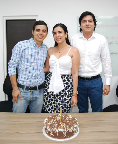 El cumpleañero Arnel Leandro Tovar, y los especialistas María Alejandra Rodríguez y José Luis Rojas Yoque.